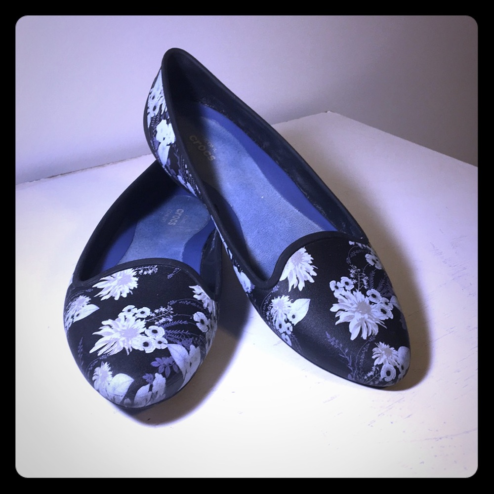 EUC - Crocs flats!